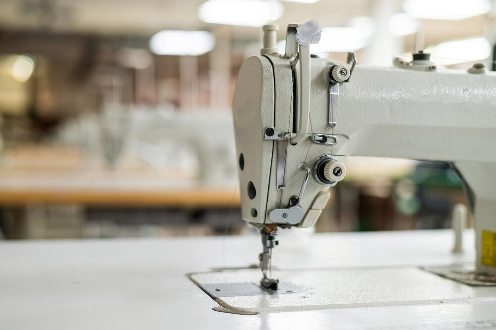 Máquina de costura industrial numa oficina de confecção